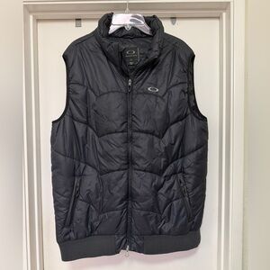 Oakley black puffer vest - size XL - zippered pockets